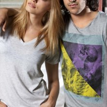 Phoebe Tonkin e Deniz Akdeniz posano in una foto di The Tomorrow Series: il domani che verrà