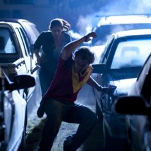 Rachel Hurd-Wood e Lincoln Lewis in una scena d'azione del film The Tomorrow Series: il domani che verrà