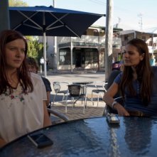 Rachel Hurd-Wood in una scena di The Tomorrow Series: il domani che verrà insieme a Caitlin Stasey