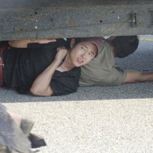 Steven Yeun in una scena aell'episodio La strada da percorrere, della seconda stagione di The Walking Dead