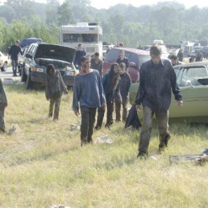 Un'orda di erranti ne La strada da percorrere, primo episodio della seconda stagione di The Walking Dead