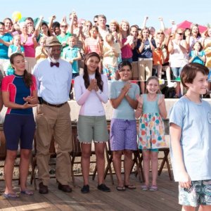 Una bella scena di gruppo tratta dal film L'incredibile storia di Winter il delfino