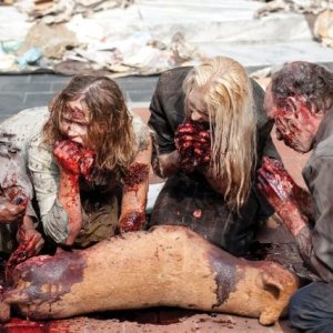 Una raccapricciante sequenza de La strada da percorrere, primo episodio della seconda stagione di The Walking Dead