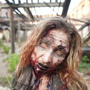 Una spaventosa creatura ne La strada da percorrere, primo episodio della seconda stagione di The Walking Dead