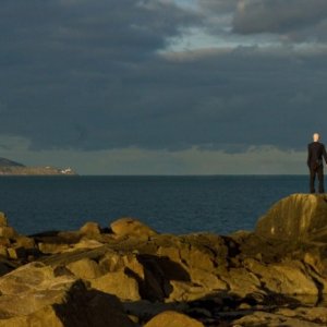 Aisling Loftus e Thomas Brodie-Sangster si tengono per mano in una splendida immagine tratta dal dramma Death of a Superhero