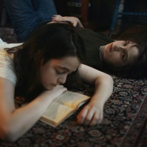 Amy George, Candice Barkin e Gabriel del Castillo Mullally in una scena del film