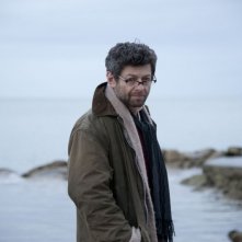 Andy Serkis in una scena del film Death of a Superhero