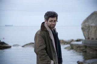 Andy Serkis in una scena del film Death of a Superhero