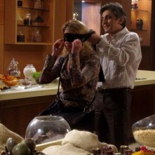 Angela Finocchiaro e Vincenzo Salemme giocano in cucina in un scena di Lezioni di cioccolato 2