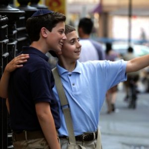 Binyomin Shtaynberger e Muatasem Mishal a Chinatown in una bella immagine del film David