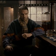 Charlie Creed-Miles è Wild Bill in una scena del film