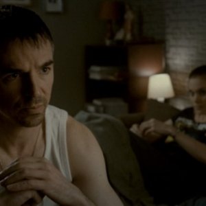 Charlie Creed-Miles in una scena del film Wild Bill insieme a Liz White
