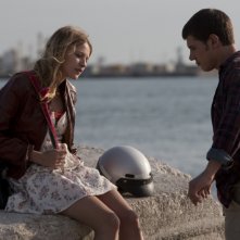 Christa Theret e Johan Libéreau malinconici in riva al mare in un'immagine del film La brindille