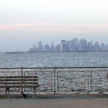 David: Muatasem Mishal in solitudine su una panchina guarda lo skyline in una scena del film