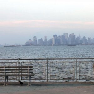 David: Muatasem Mishal in solitudine su una panchina guarda lo skyline in una scena del film