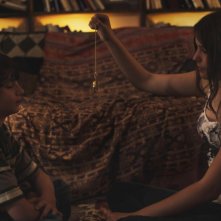 Gabriel del Castillo Mullally insieme a Emily Henry in una scena del film drammatico Amy George