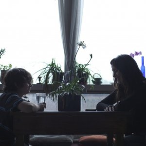 Gabriel del Castillo Mullally insieme a Natasha Allan in una scena del film drammatico Amy George