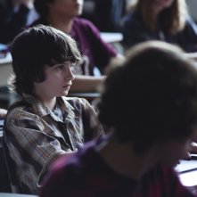 Gabriel del Castillo Mullally nei panni di Jesse tra i banchi di scuola in un'immagine del film Amy George