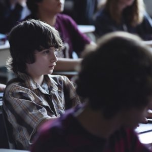 Gabriel del Castillo Mullally nei panni di Jesse tra i banchi di scuola in un'immagine del film Amy George