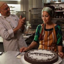 Hassani Shapi applaude Nabiha Akkari in una scena della commedia Lezioni di cioccolato 2