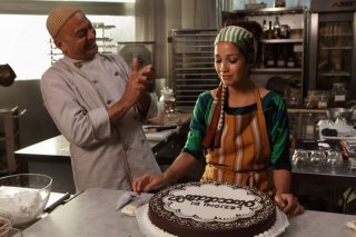Hassani Shapi applaude Nabiha Akkari in una scena della commedia Lezioni di cioccolato 2