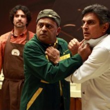 Hassani Shapi e Vincenzo Salemme litigano in una scena della commedia Lezioni di cioccolato 2