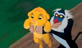 Il piccolo Simba e Rafiki in una scena del film Il re leone 3D