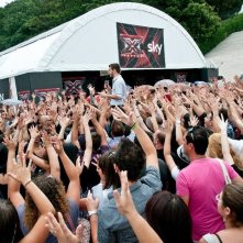 Il presentatore Alessandro Cattelan intrattiene la folla di aspiranti popstar per il casting romano di X Factor