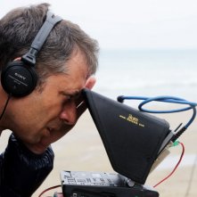 Il regista Ivan Cotroneo insieme alla sua macchina da presa sul set del film La kryptonite nella borsa