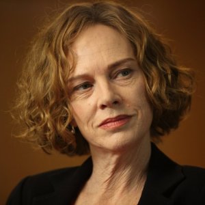Judy Davis è Jill Tankard in una scena del thriller Page Eight