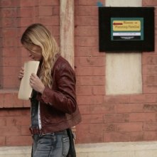 La brindille, Christa Theret passeggia preoccupata in una scena del film