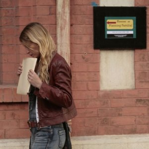 La brindille, Christa Theret passeggia preoccupata in una scena del film