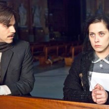 La voz dormida: Maria Leon e Marc Plotet in una sequenza della pellicola