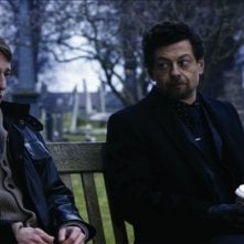 Leo Gregory e Andy Serkis in una scena del film Wild Bill