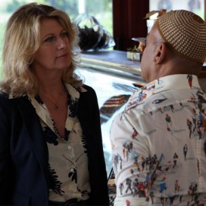 Lezioni di cioccolato 2: Angela Finocchiaro e Hassani Shapi in una scena del film