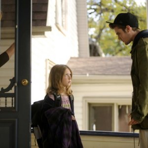 Little Glory: Astrid Whetnall, Isabella Blake-Thomas e Cameron Bright in una scena del film