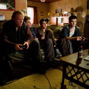 Little Glory: Cameron Bright nei panni di Shawn insieme a Martin Swabey e ad altri amici in una scena del film