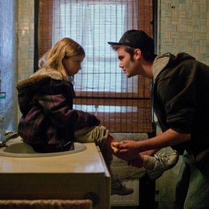 Little Glory: Isabella Blake-Thomas e Cameron Bright in una scena del film