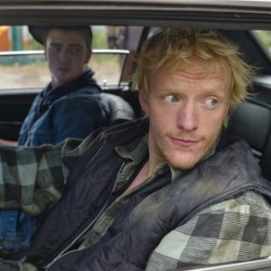 Little Glory: Martin Swabey in una scena del film insieme a Cameron Bright