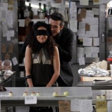 Luca Argentero e Nabiha Akkari giocano in cucina in una scena di Lezioni di cioccolato 2