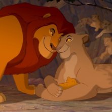 Mufasa, Simba e Sarabi in una dolcissima immagine del film Il re leone 3D