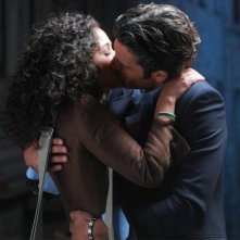 Nabiha Akkari bacia appassionatamente Luca Argentero in una scena di Lezioni di cioccolato 2