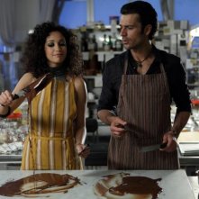 Nabiha Akkari e Luca Argentero alle prese con del cioccolato liquido in una scena di Lezioni di cioccolato 2