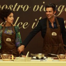 Nabiha Akkari e Luca Argentero in cucina in un'immagine tratta dalla commedia Lezioni di cioccolato 2