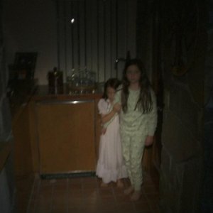 Paranormal Activity 3: le due sorelline protagoniste in una scena del film
