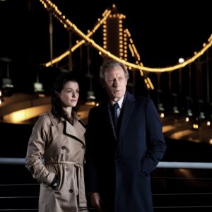 Rachel Weisz insieme a Bill Nighy in una scena notturna di Page Eight