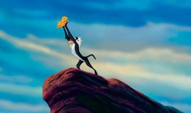 Rafiki innalza il piccolo Simba in una scena del film Il re leone 3D