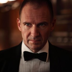 Ralph Fiennes in una scena tratta dal thriller Page Eight
