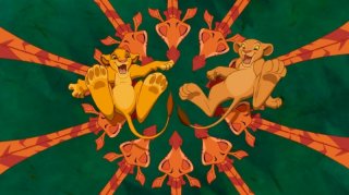 Simba e Nala giocano con le loro amiche giraffe in una scena de Il re leone 3D