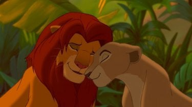 Simba e Nala in un tenero guancia a guancia in una scena del film Il re leone 3D